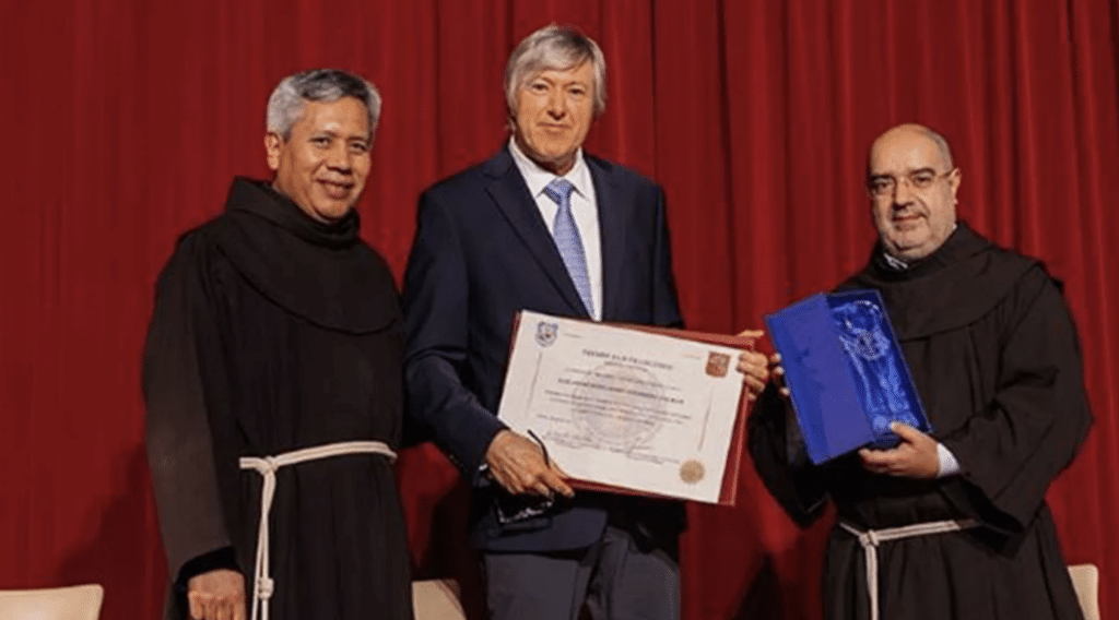 Premio San Francesco entregado a Alejandro G. Roemmers